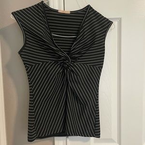 EUC Forever 21 Medium black and white v neck striped top. Beautiful & flattering